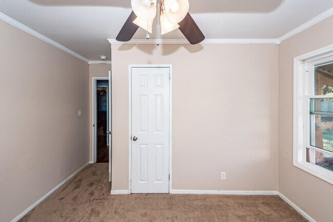 Building Photo - Comfortable Home Minutes from Park Circle