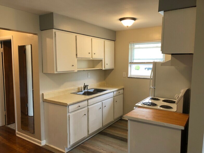 Building Photo - 5663 Mellie Ln
