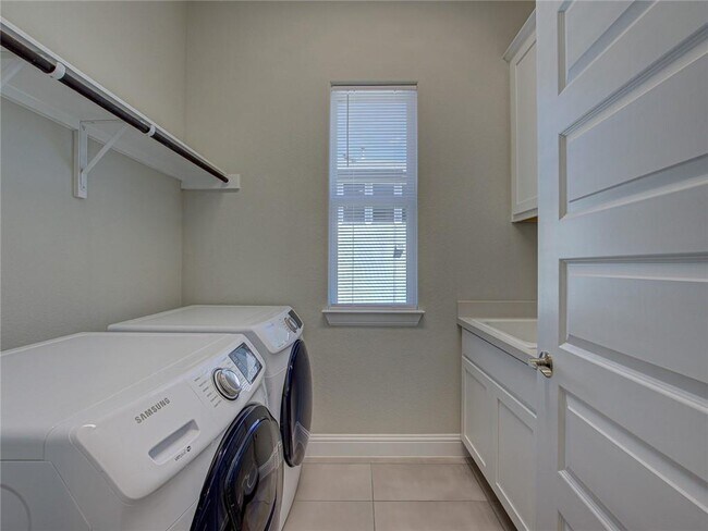 Building Photo - 425 Sitlington Ln