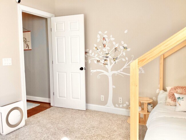 Building Photo - 4 Bed/3 Bath Spacious Home! Extra 2 Car Ga...
