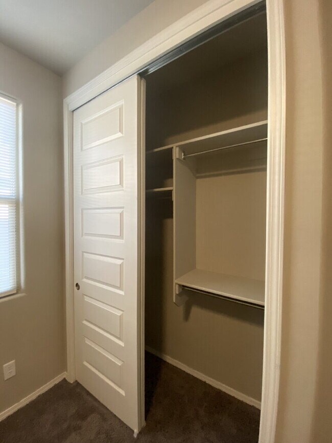 Building Photo - Single story 4BR/2Bath/Open Floor Plan/1907 Sqr Ft