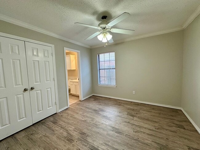 Building Photo - Duplex Available in North by Northwest!