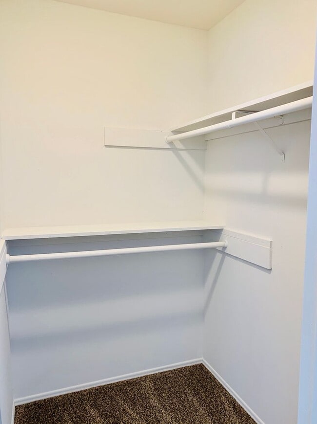 Building Photo - SPACIOUS 2BD/1.5BA TOP FLOOR UNIT IN THE H...