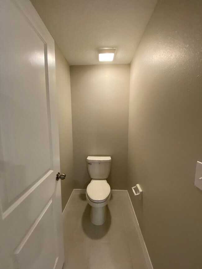Building Photo - Great SW location 4/2/2 **WON'T LAST**