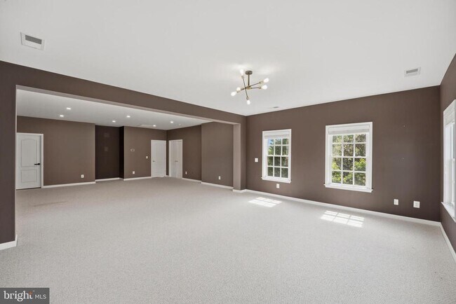 Building Photo - 11701 Town Green Rd