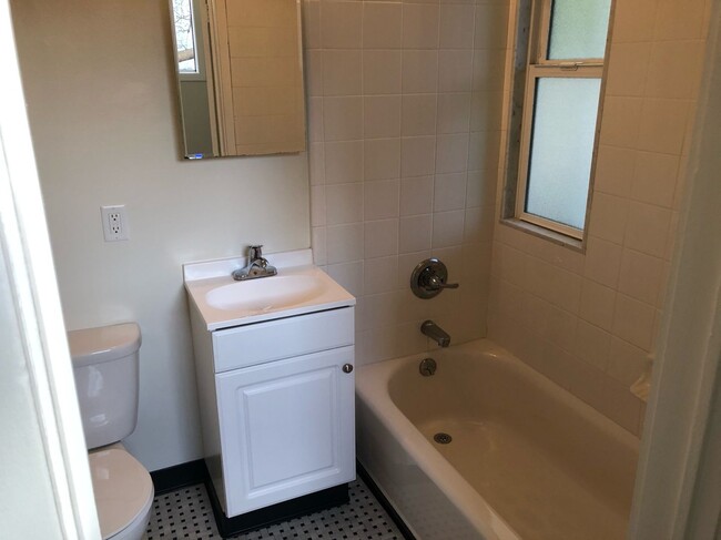 Building Photo - Large 3 Bedroom, 2 Bath in NOPA. Granite, ...