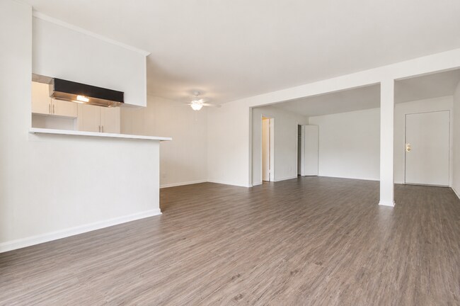 Building Photo - 7722 Reseda Blvd
