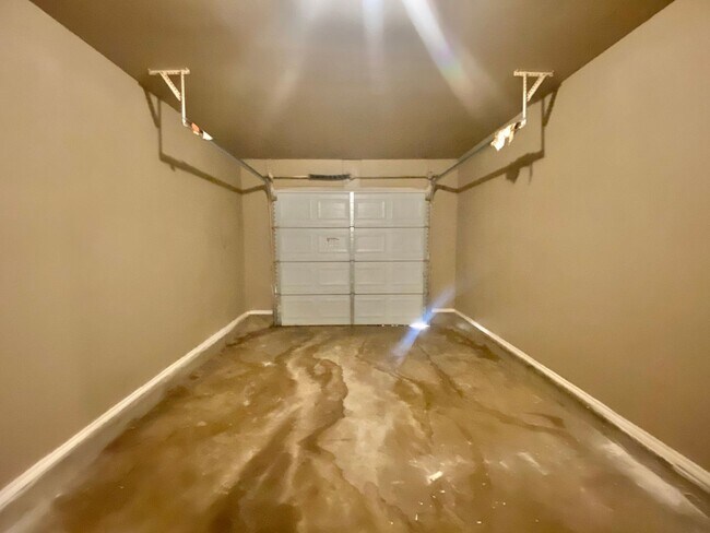 Building Photo - 3 bed and 2 bath available near Estacado H...