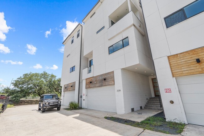 Building Photo - 2239 N MacGregor Way