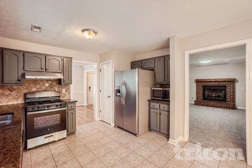 Building Photo - 5 Meadow Green