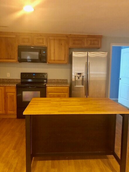 Island in kitchen area - 11769 S Sun Tea Way