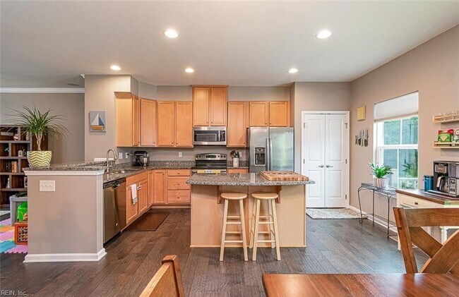 Building Photo - Gorgeous Tri-Level Condo