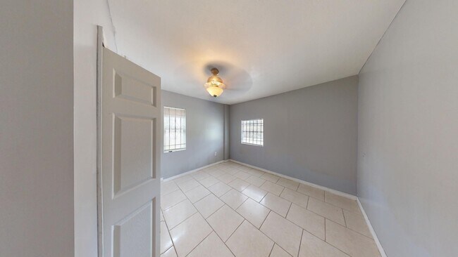 Building Photo - 3BR/1BA HOUSE - Riverview Area  ** QUICK M...