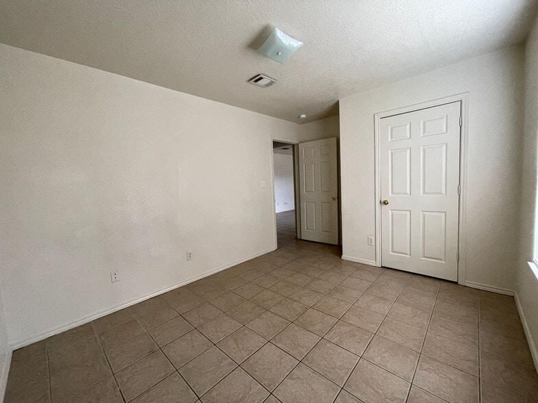 Building Photo - 2808 Cantabrian Dr