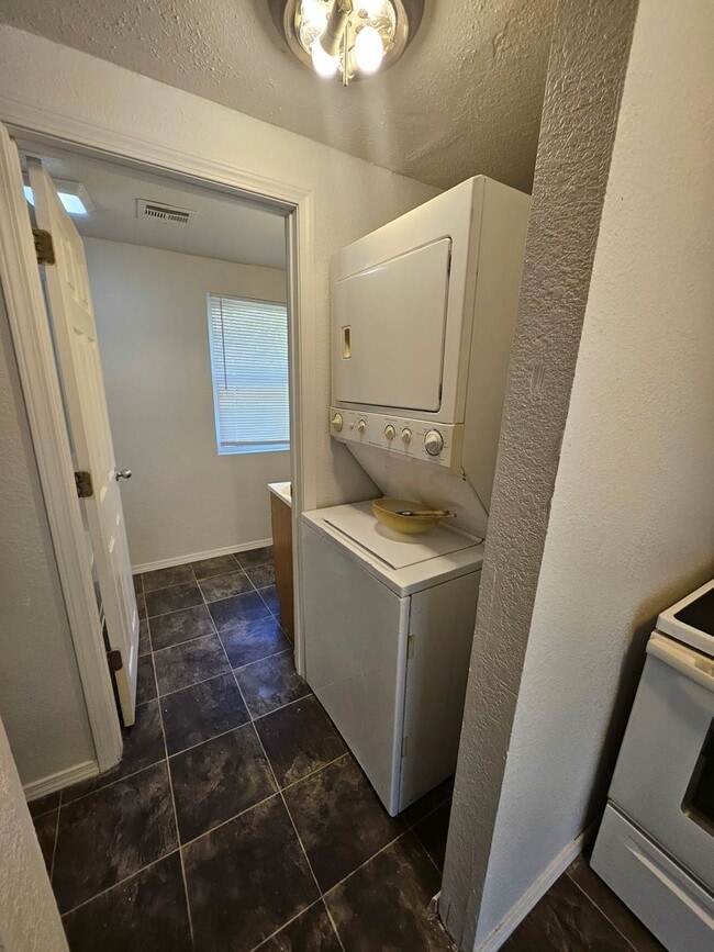 Building Photo - Cute little 2 bedroom with a big yard!