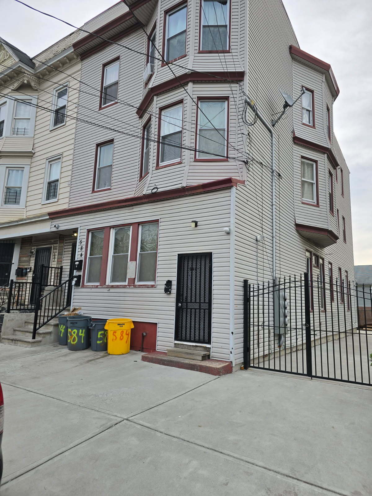 Building Photo - 584 Hunterdon St