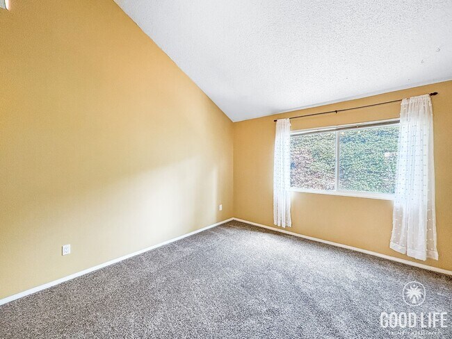 Building Photo - Spacious 3BD/2.5BA Townhouse in UTC W/ 2-C...