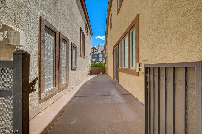 Building Photo - 9176 Worsley Park Pl