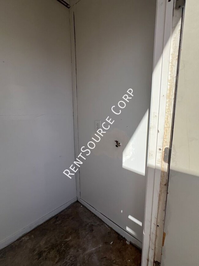 Building Photo - 440 Lillian Dr