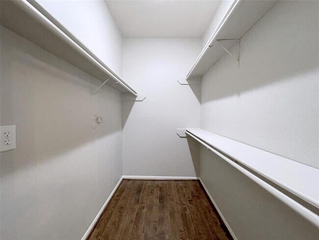 Building Photo - 2255 Braeswood Park Dr
