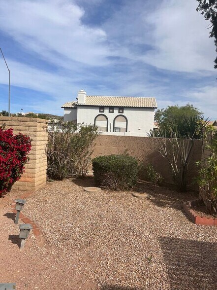 Building Photo - 1136 E Villa Rita Dr