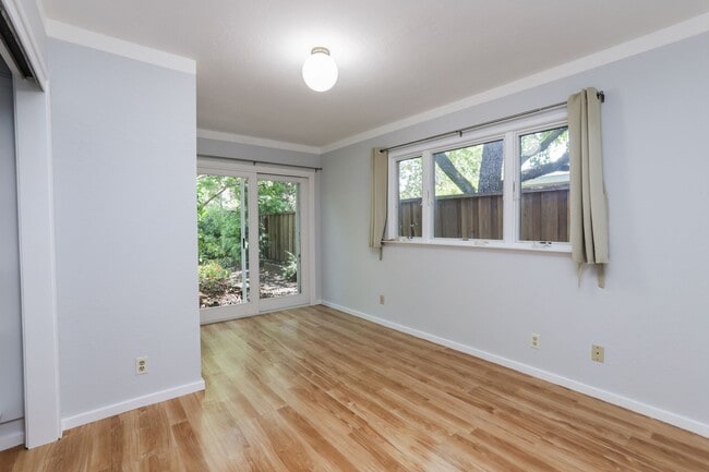 Building Photo - 4 Bed / 2 Bath Welcoming Midtown Palo Alto...