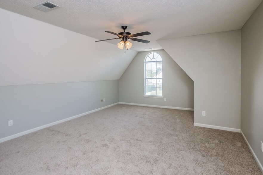Building Photo - 7972 Ridgedale Dr