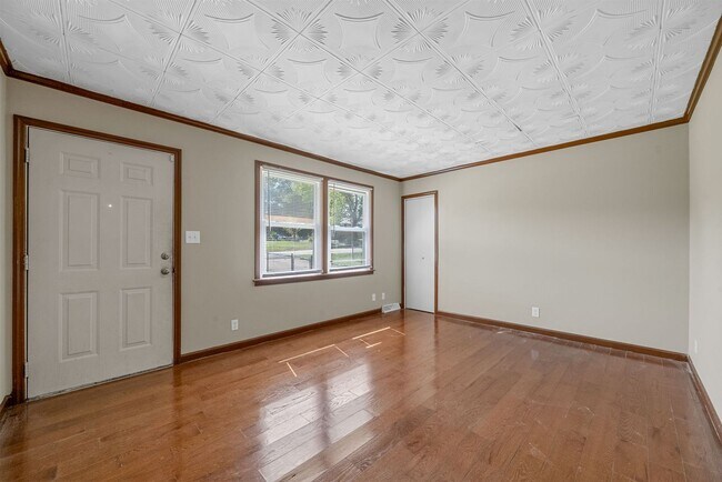 Building Photo - 3 Bedroom 2 Bath Dog Friendly Home For Rent Near Providence Blvd.