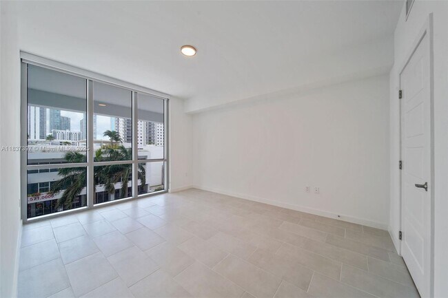 Building Photo - 2150 N Bayshore Dr