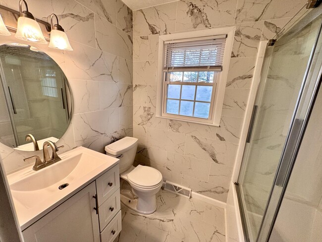 Building Photo - 303 Robin Dr