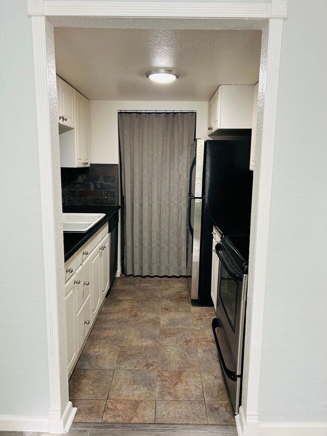 Building Photo - Juanita Updated 2 Bedroom 1 Bath Condo W/D...