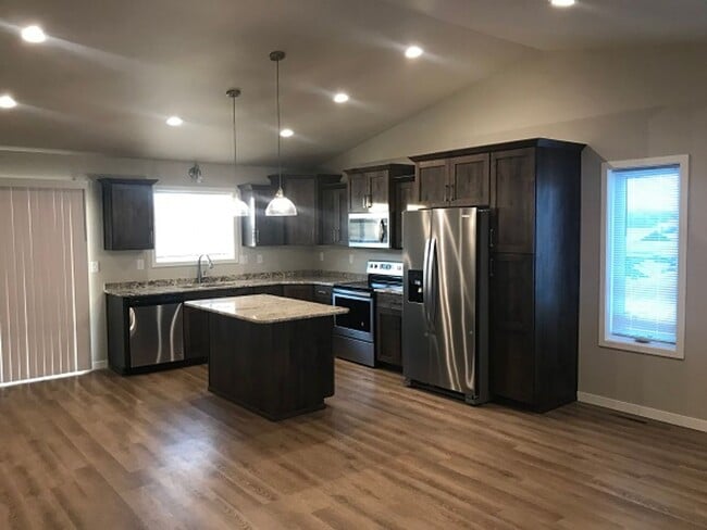 Building Photo - 4 Bed 2 Bath Single Family Home