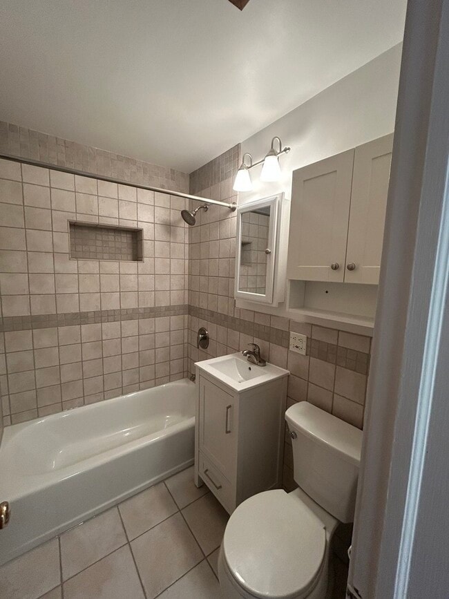 Building Photo - 946 E Grant Dr