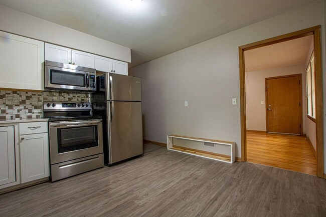 Building Photo - 2 Bedroom / 1 Bath Duplex with Washer/Dryer