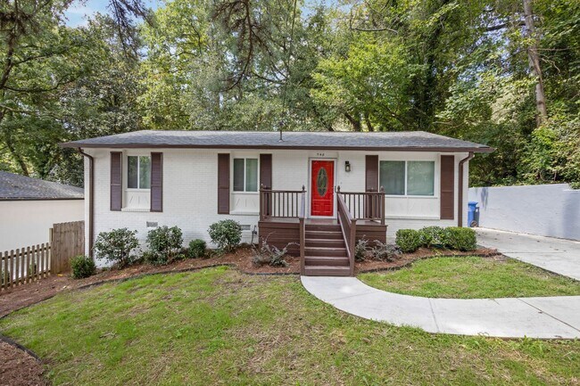 Primary Photo - Newly Renovated Beauty!