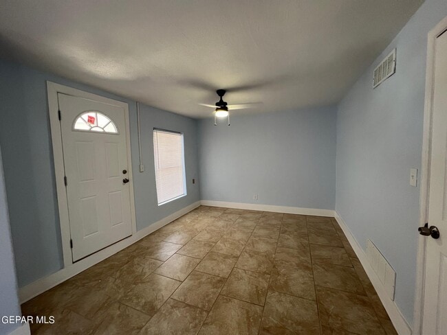 Building Photo - 8870 Sunland Rd