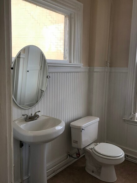 Building Photo - 612 Congress St