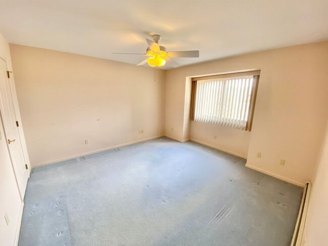 Building Photo - 3 Bedroom 2.5 Bathroom Condo in Williston
