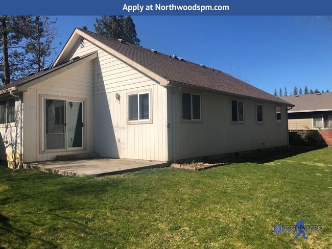 Building Photo - This 3 bedroom 2 bathroom home is located in beautiful Shady Cove