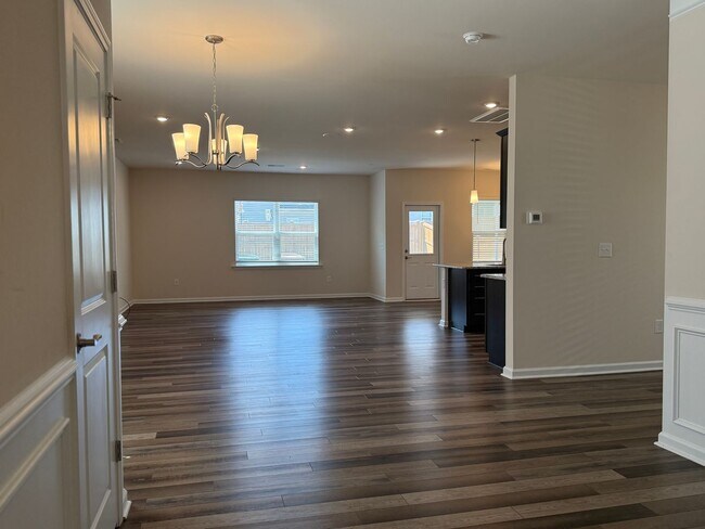 Building Photo - AMAZING LOCATION, Fantastic 3 Bed Home, In...