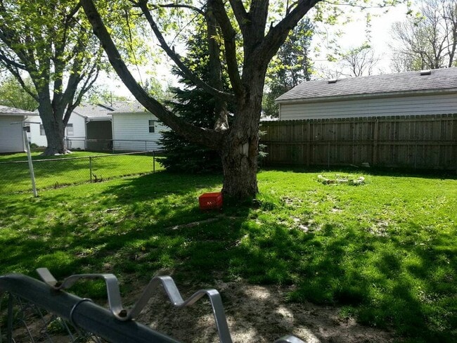 Building Photo - Very nice 3bed/1bath south side home w/ garage & fenced in back yard