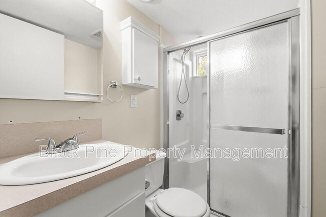 Building Photo - 221 W Elm St