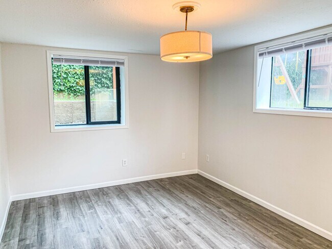 Building Photo - Spacious 4 bedroom house on a quiet North Ballard/Crown Hill  location