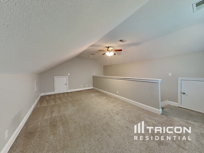 Building Photo - 616 Hollow Crst