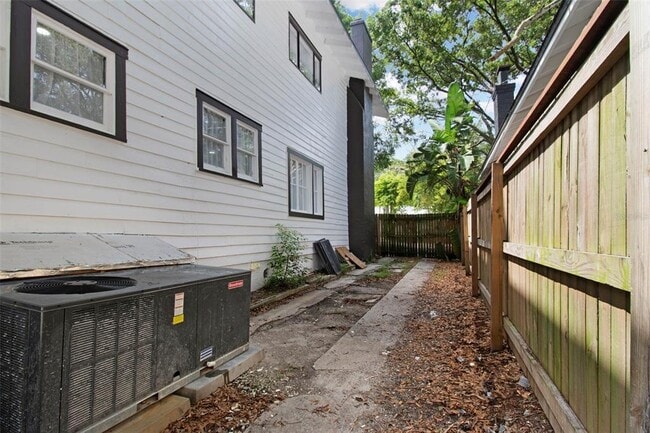 Building Photo - 1024 E Crenshaw St