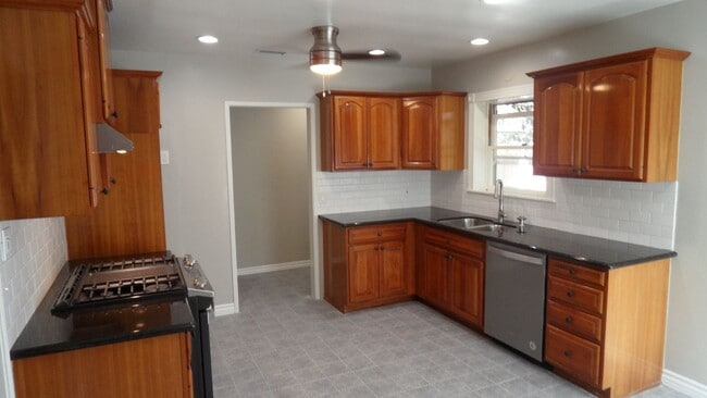 Building Photo - Old Towne Orange Single-Story 2BR, 1BA w/ ...