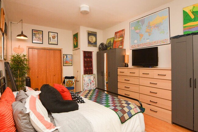 Building Photo - 945 N Hoyne Ave