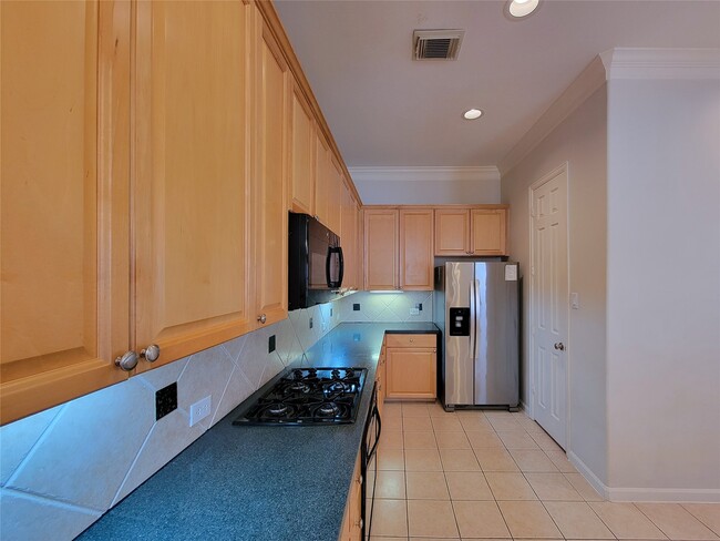 Building Photo - 604 Reinerman St