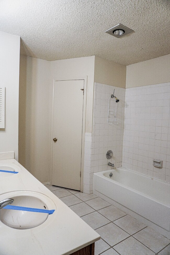 Building Photo - Universal City 3 Bedroom, 2 Bath, Single S...