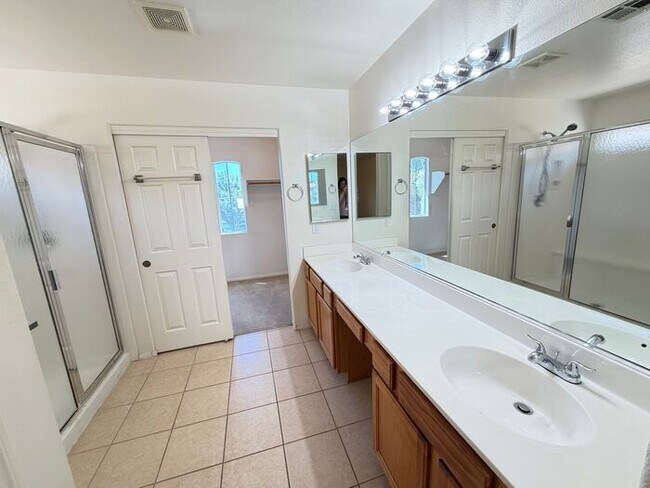Building Photo - Carry Over Showing: This property has been shown before and will be rented to the first most qual...